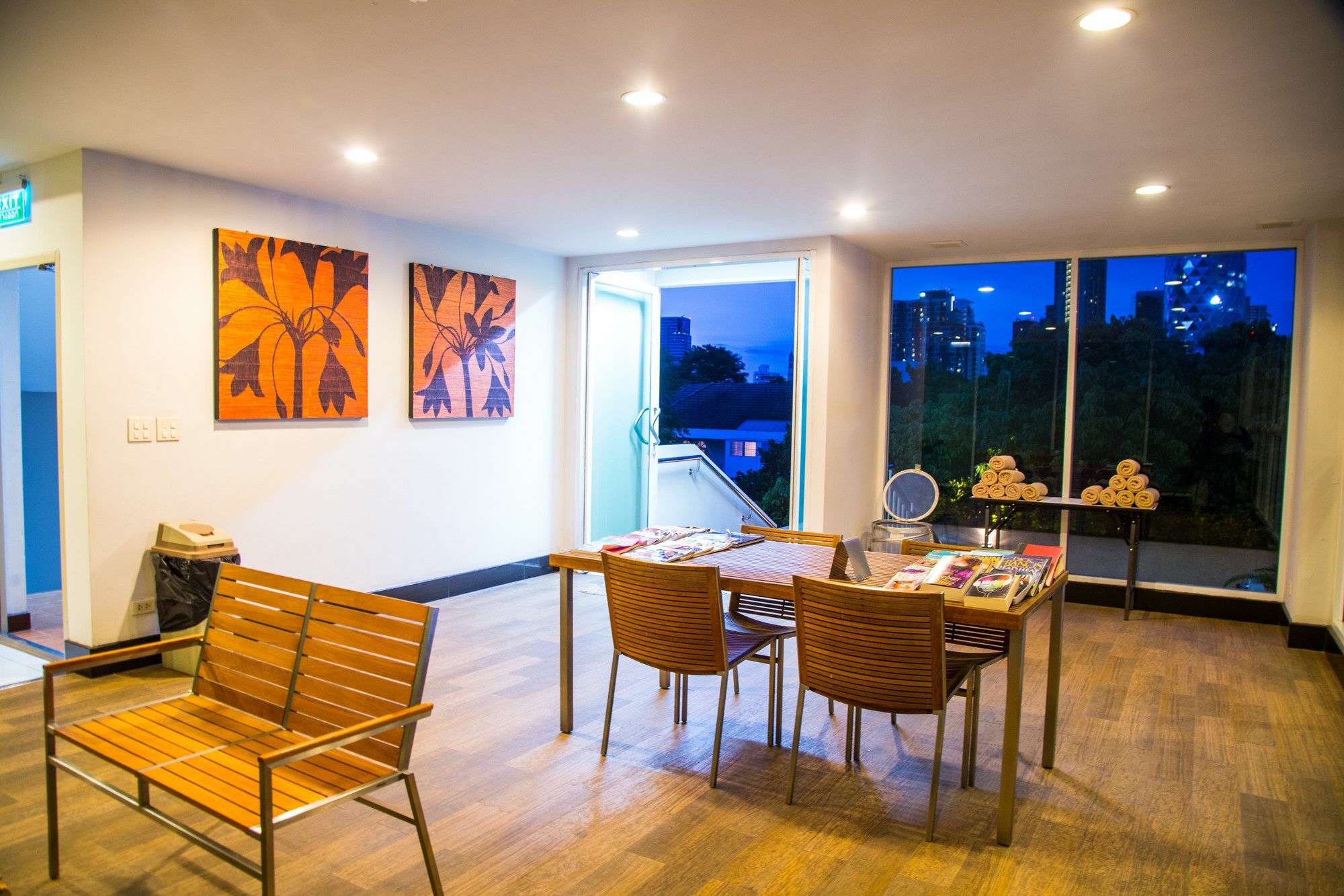Patio Luxury Suites Bangkok Exterior photo